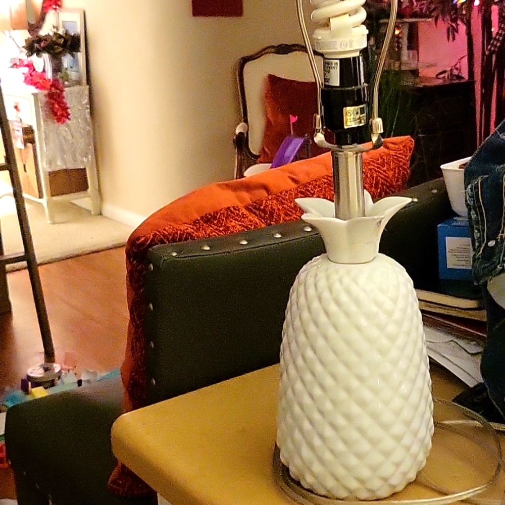 PINEAPPLE white ceramic LAMP